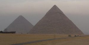 Pirámides de Kefren primera y Keops al fondo
